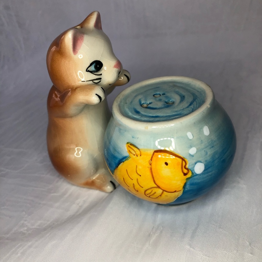 Salt and Pepper Shakers Cat and Fishbowl